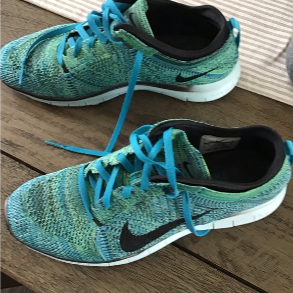 Ladies, size 8 Nike runners - Picture 2 of 5